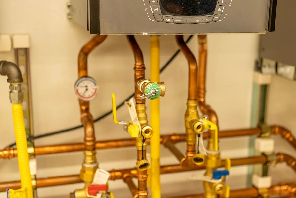 Licensed technician providing Pipe Repair for a homeowner in Laureles